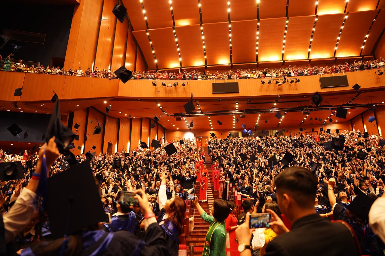 Toàn cảnh lễ trao bằng tốt nghiệp cho gần 1.800 sinh viên &quot;Harvard Chùa Láng&quot; - Ảnh 14.