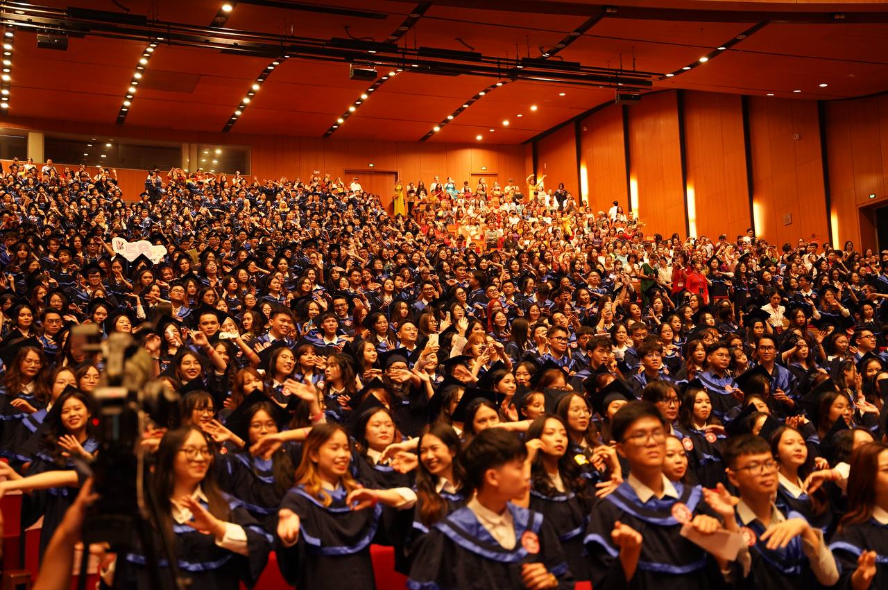 Toàn cảnh lễ trao bằng tốt nghiệp cho gần 1.800 sinh viên &quot;Harvard Chùa Láng&quot; - Ảnh 10.