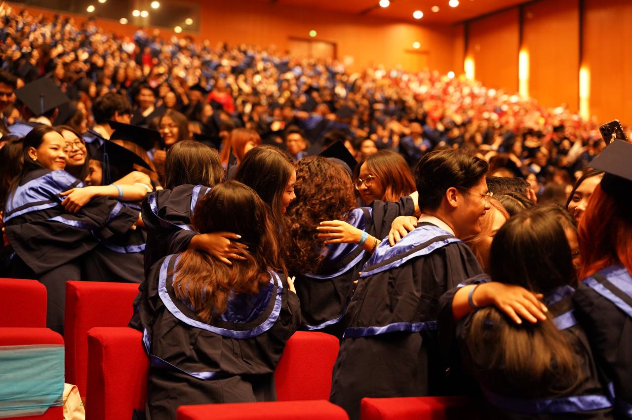 Toàn cảnh lễ trao bằng tốt nghiệp cho gần 1.800 sinh viên &quot;Harvard Chùa Láng&quot; - Ảnh 9.