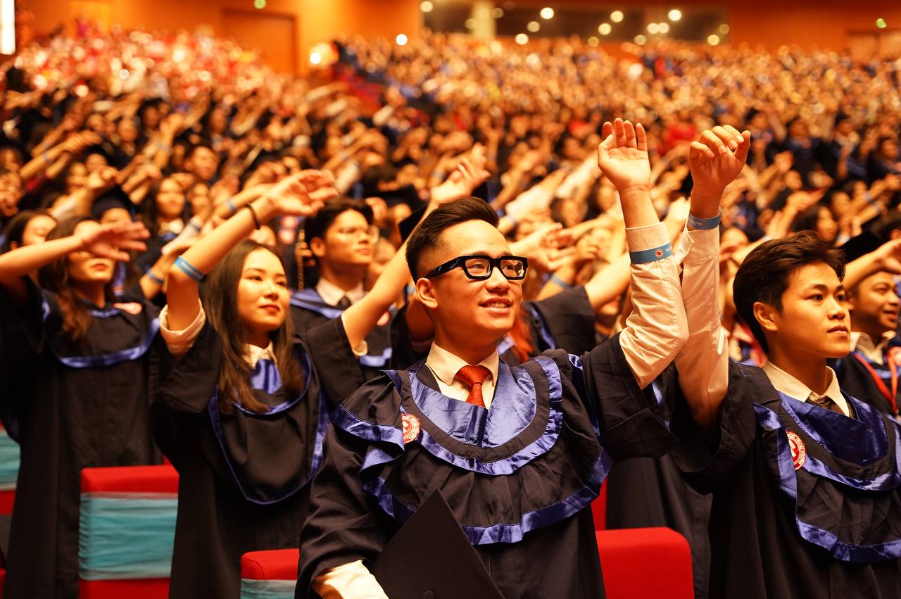 Toàn cảnh lễ trao bằng tốt nghiệp cho gần 1.800 sinh viên &quot;Harvard Chùa Láng&quot; - Ảnh 18.