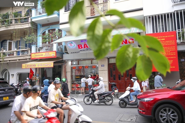 Quầy bánh trung thu tạm bợ dọc vỉa hè Hà Nội vắng vẻ chờ khách - Ảnh 10.