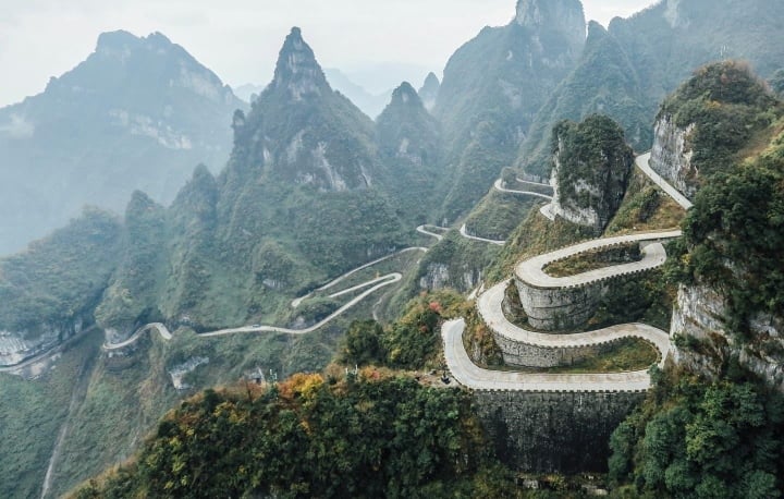 Cung đường 99 khúc cua hiểm trở dẫn lên cổng trời nổi tiếng nhất Trung Quốc - Ảnh 4.