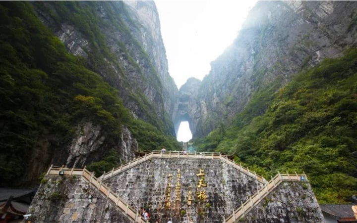 Cung đường 99 khúc cua hiểm trở dẫn lên cổng trời nổi tiếng nhất Trung Quốc - Ảnh 1.