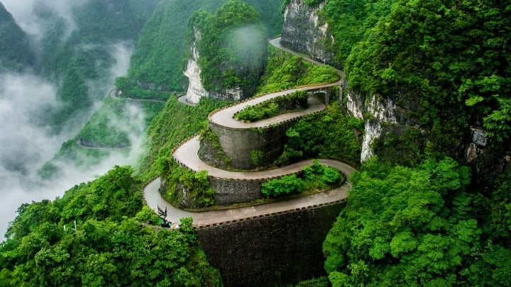 Cung đường 99 khúc cua hiểm trở dẫn lên cổng trời nổi tiếng nhất Trung Quốc - Ảnh 2.
