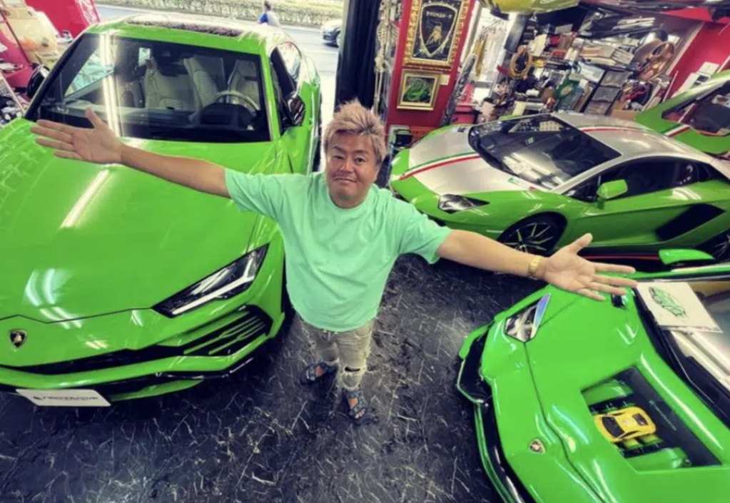 Siêu xe“bò mộng” dát hơn 1,35 triệu viên pha lê, chi phí độ xe đã gần bằng giá mua một chiếc xe mới, chủ nhân được mệnh danh là "vua độ xe của Tokyo"