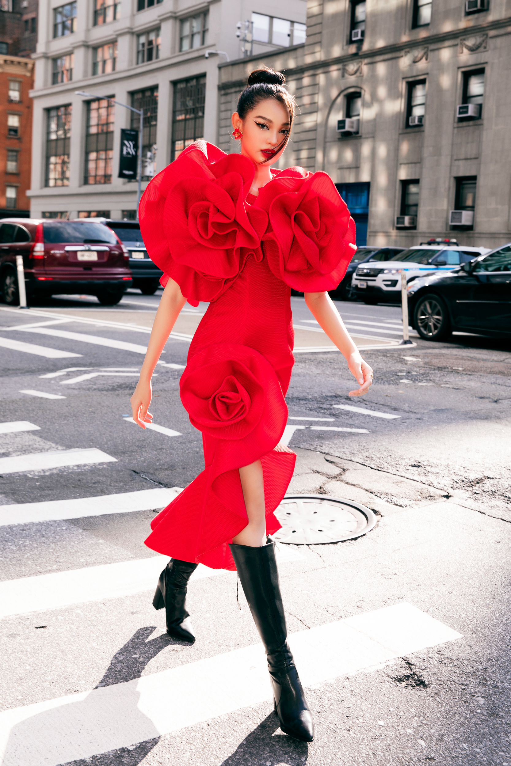 Dàn sao “phủ đỏ&quot; show diễn Đỗ Mạnh Cường tại New York Fashion Week: Lan Ngọc - Hương Giang đọ sắc cùng Miss Universe 2022 - Ảnh 6.