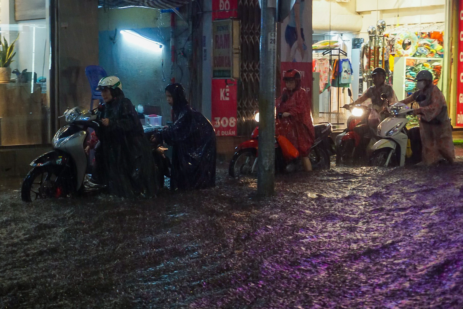Đường phố Đà Nẵng ngập cục bộ sau mưa lớn, người dân chật vật lội nước về nhà - Ảnh 7.