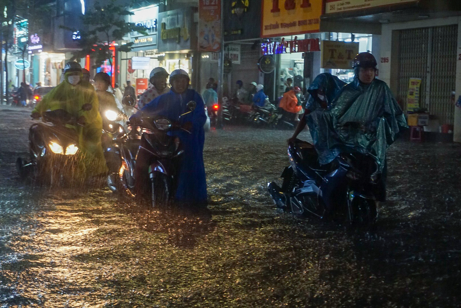 Đường phố Đà Nẵng ngập cục bộ sau mưa lớn, người dân chật vật lội nước về nhà - Ảnh 4.