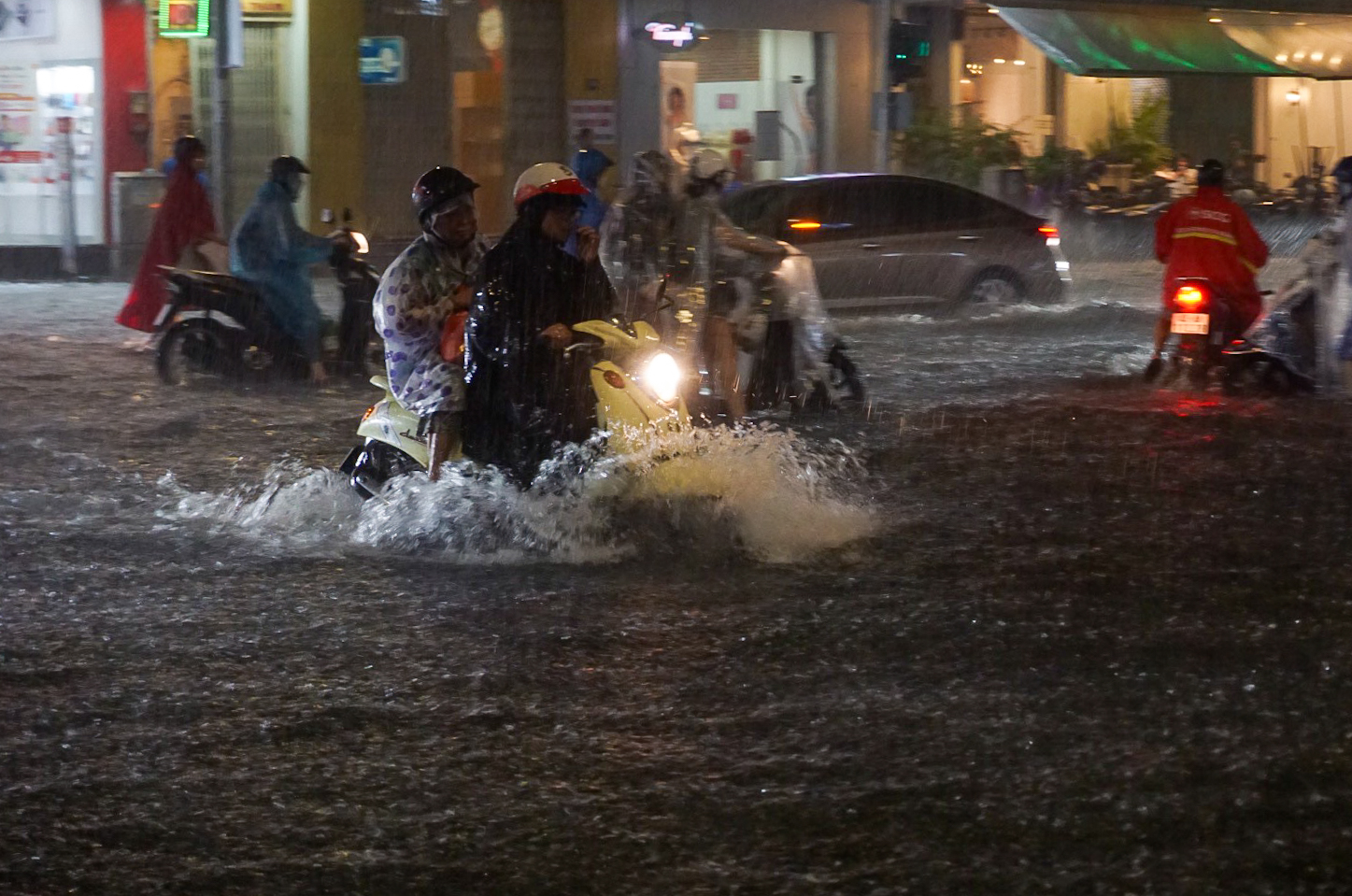 Đường phố Đà Nẵng ngập cục bộ sau mưa lớn, người dân chật vật lội nước về nhà - Ảnh 2.