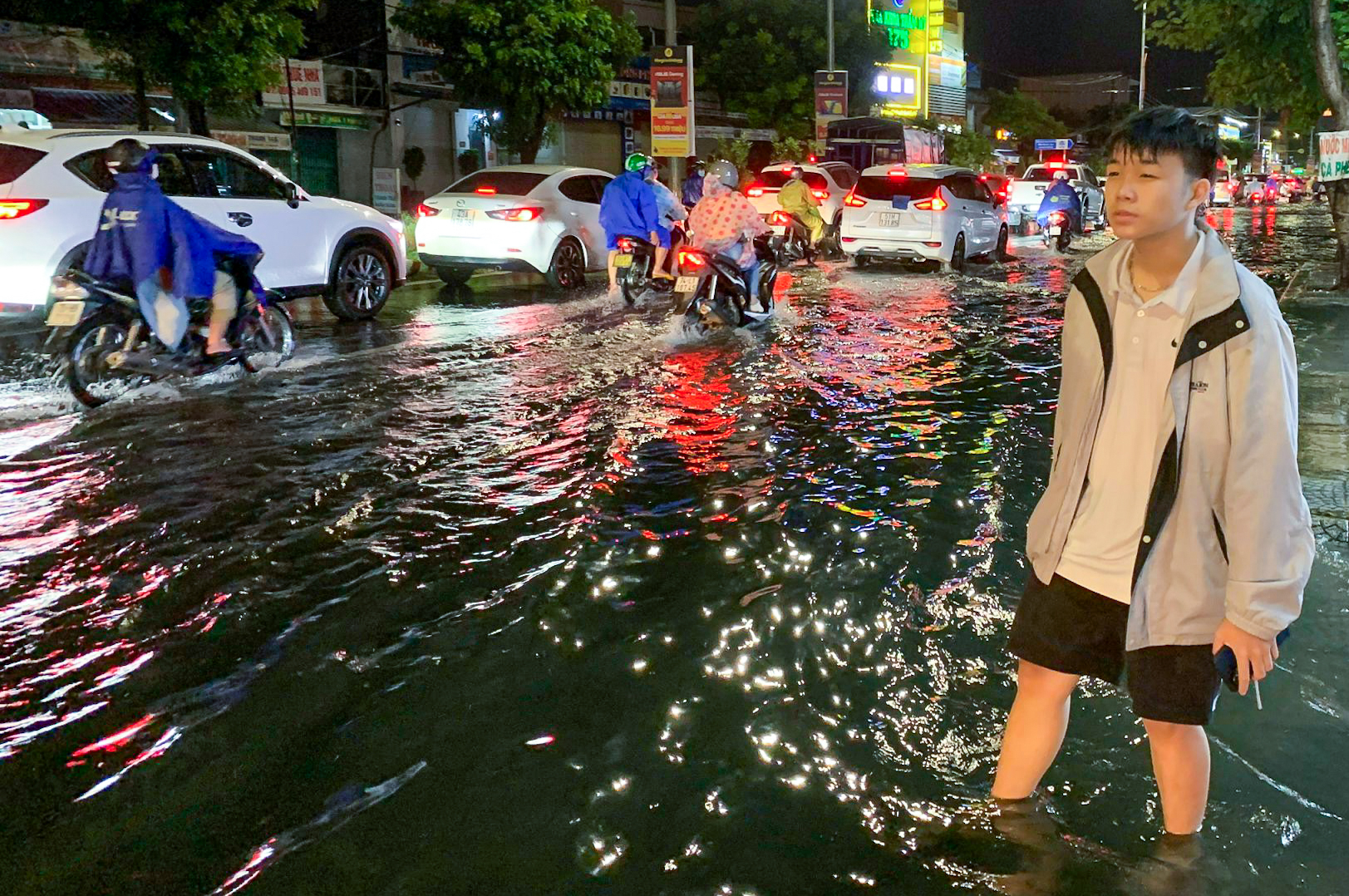 Đường phố Đà Nẵng ngập cục bộ sau mưa lớn, người dân chật vật lội nước về nhà - Ảnh 9.