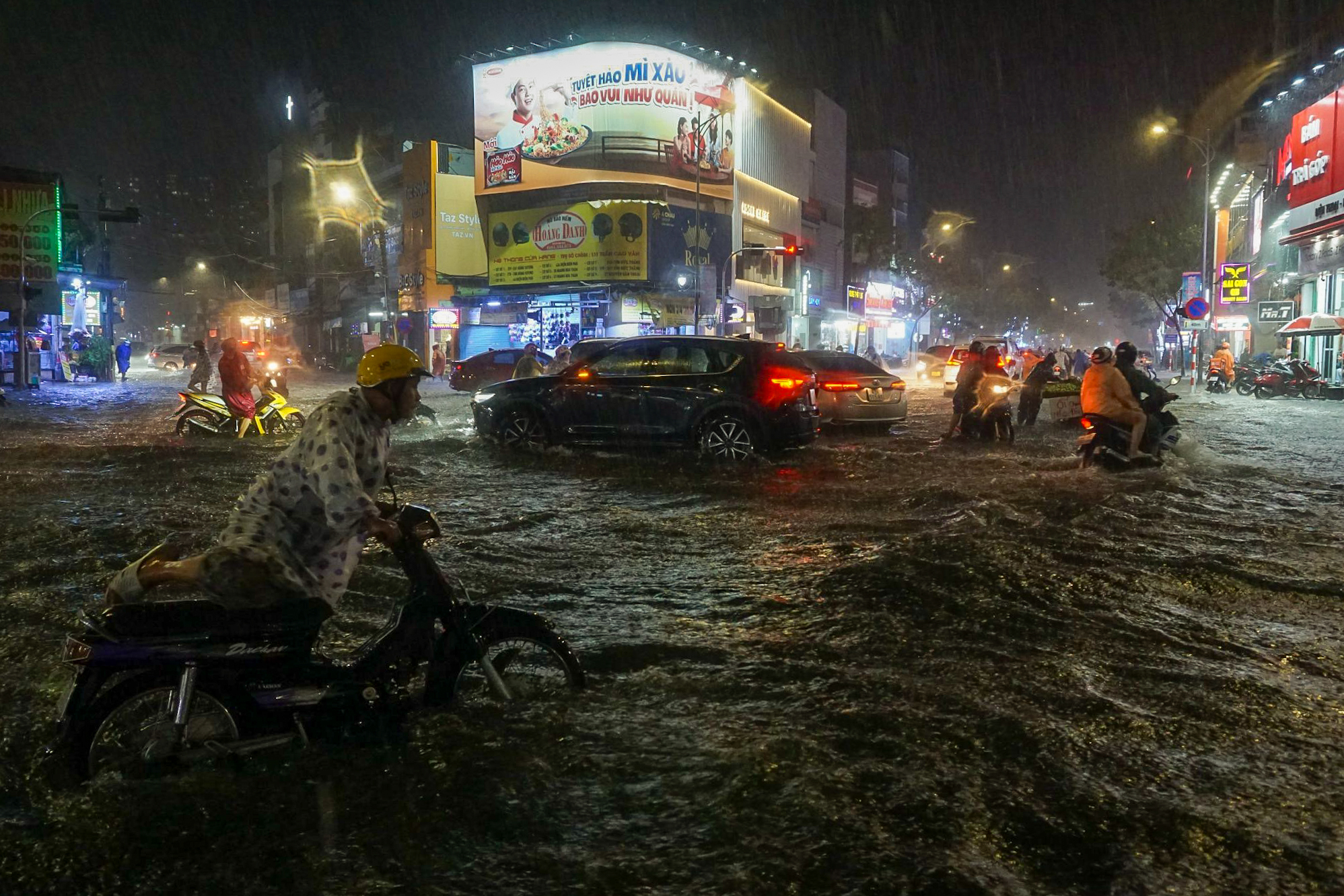 Đường phố Đà Nẵng ngập cục bộ sau mưa lớn, người dân chật vật lội nước về nhà - Ảnh 1.