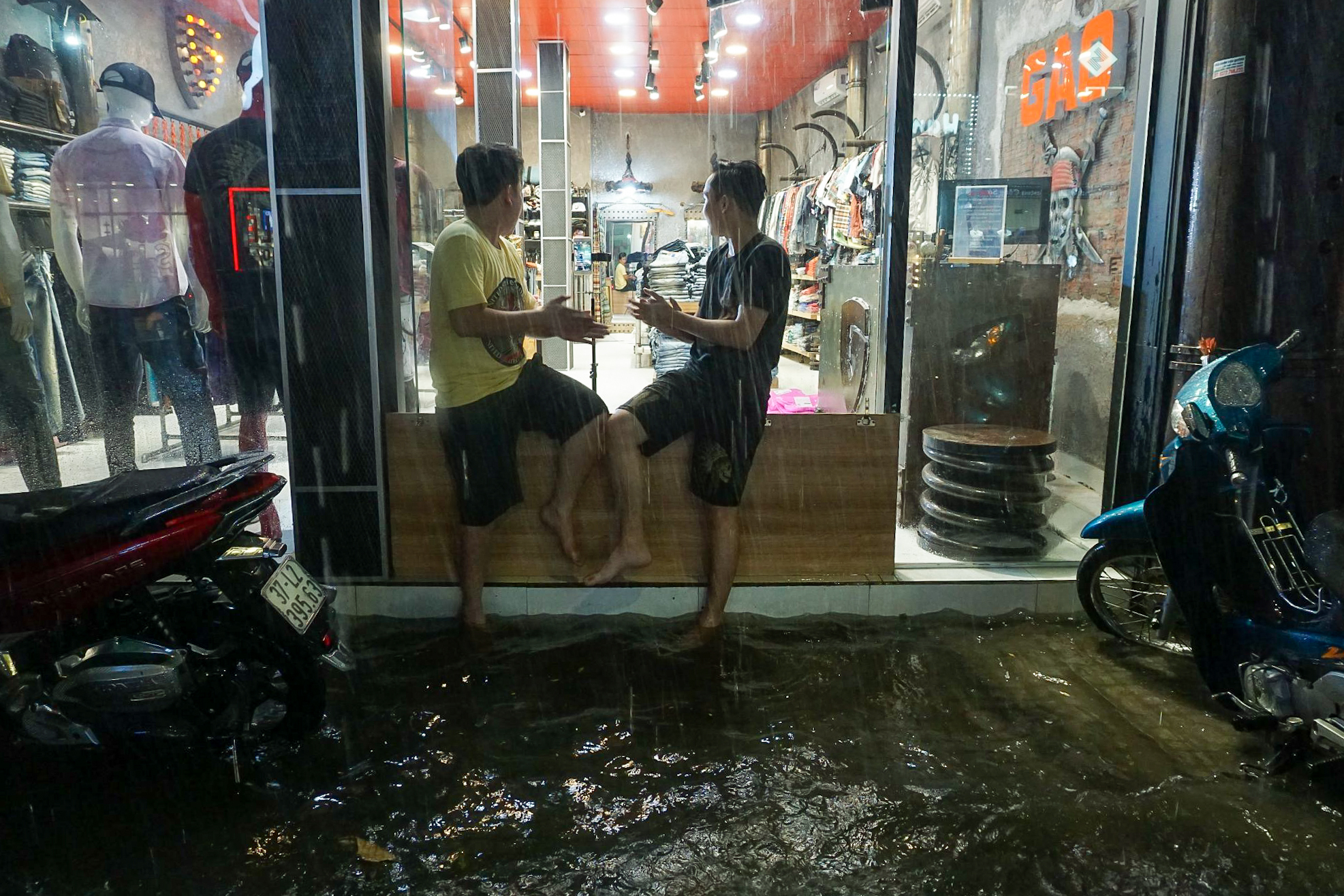 Đường phố Đà Nẵng ngập cục bộ sau mưa lớn, người dân chật vật lội nước về nhà - Ảnh 15.