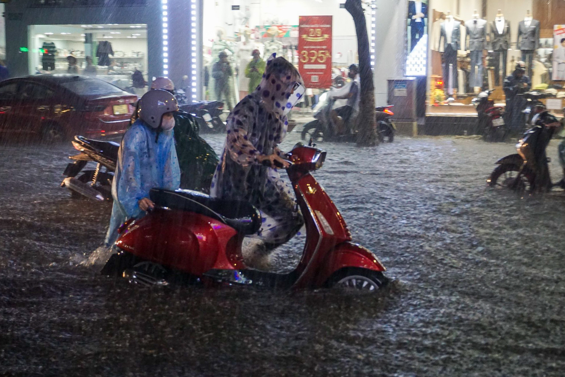 Đường phố Đà Nẵng ngập cục bộ sau mưa lớn, người dân chật vật lội nước về nhà - Ảnh 8.
