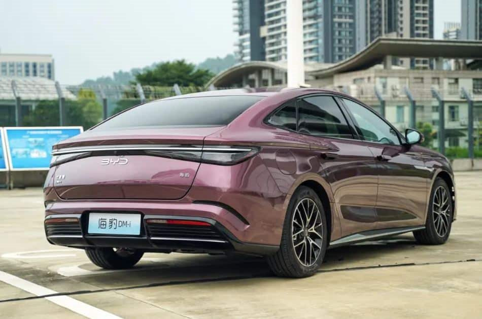 Hãng xe điện lớn nhất Trung Quốc ra mắt siêu phẩm sedan cỡ trung: 'ăn' xăng 3,9 lít/100km, giá từ 546 triệu đồng - Ảnh 2.