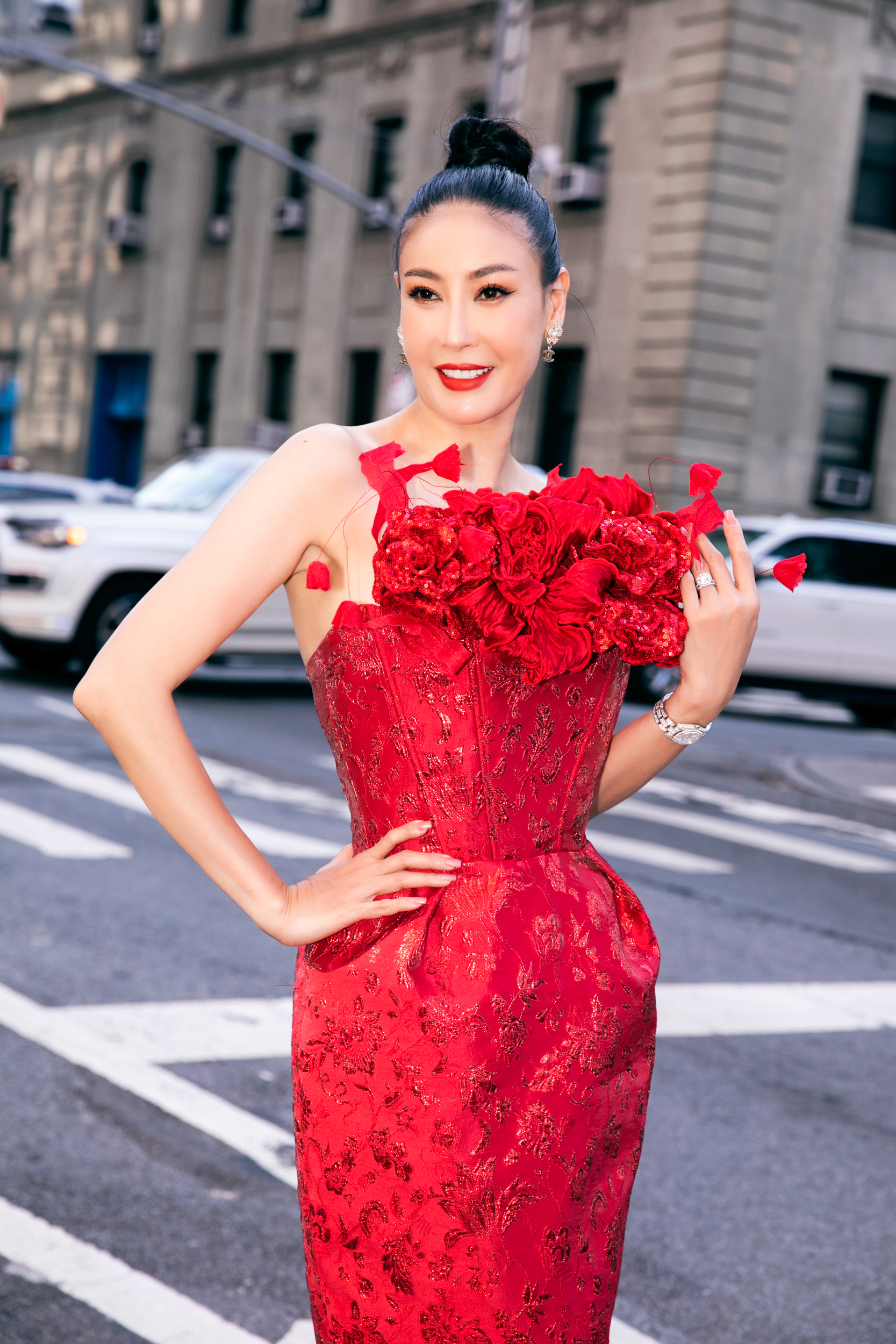 Dàn sao “phủ đỏ&quot; show diễn Đỗ Mạnh Cường tại New York Fashion Week: Lan Ngọc - Hương Giang đọ sắc cùng Miss Universe 2022 - Ảnh 11.