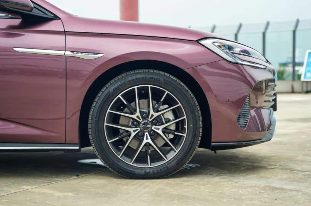 Hãng xe điện lớn nhất Trung Quốc ra mắt siêu phẩm sedan cỡ trung: 'ăn' xăng 3,9 lít/100km, giá từ 546 triệu đồng - Ảnh 3.