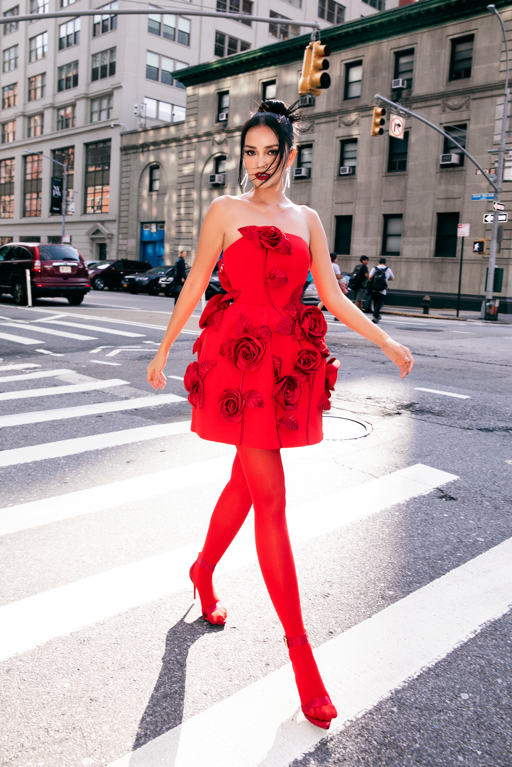 Dàn sao “phủ đỏ&quot; show diễn Đỗ Mạnh Cường tại New York Fashion Week: Lan Ngọc - Hương Giang đọ sắc cùng Miss Universe 2022 - Ảnh 4.