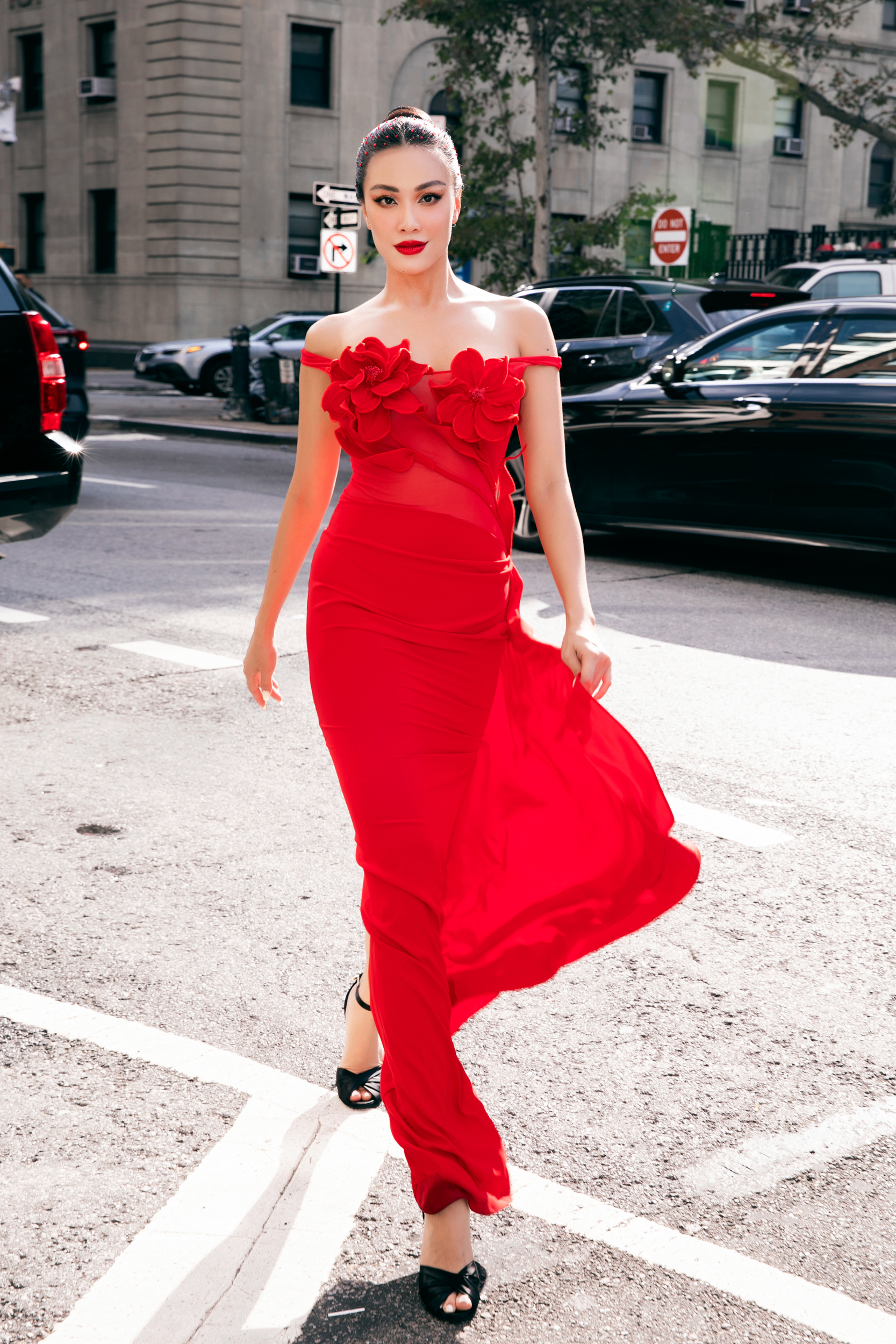 Dàn sao “phủ đỏ&quot; show diễn Đỗ Mạnh Cường tại New York Fashion Week: Lan Ngọc - Hương Giang đọ sắc cùng Miss Universe 2022 - Ảnh 5.