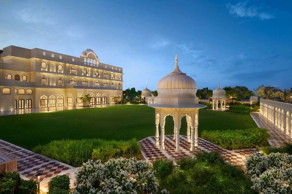 Tỷ phú Ấn Độ xây khách sạn đẹp như hoàng cung - Ảnh 4.
