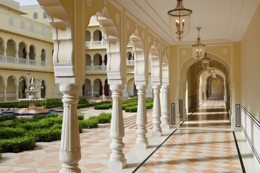 Tỷ phú Ấn Độ xây khách sạn đẹp như hoàng cung - Ảnh 2.
