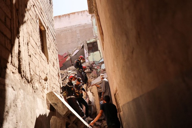 Động đất khiến hàng nghìn người thiệt mạng: Các đội cứu hộ đổ về Maroc - Ảnh 1.