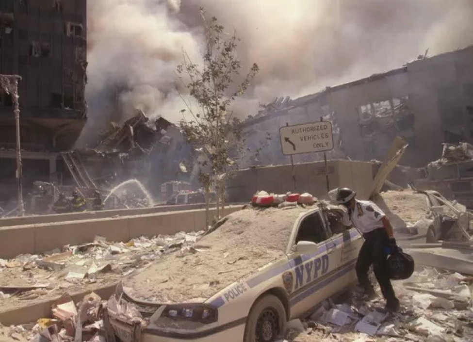 Loạt ảnh hiếm thấy sau 22 năm vụ tấn công khủng bố 11-9 ở Mỹ - Ảnh 10.