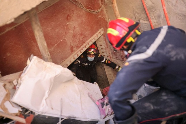 Động đất khiến hàng nghìn người thiệt mạng: Các đội cứu hộ đổ về Maroc - Ảnh 2.