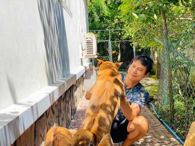 "Nam thần màn ảnh" Trí Quang âm thầm ly hôn, U50 sống một mình trong nhà vườn 800m2, vui thú điền viên