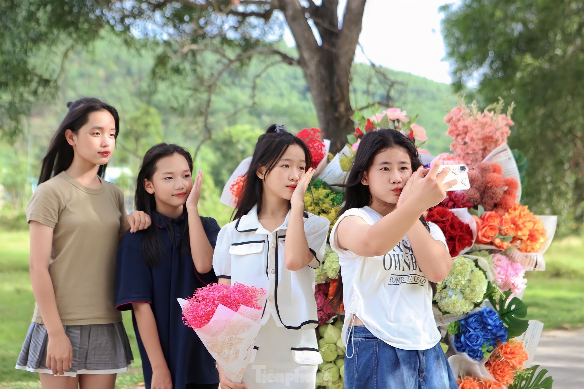 Cô gái 9x kiếm tiền triệu từ dịch vụ xe hoa 'chở' mùa thu Hà Nội về Hà Tĩnh - Ảnh 7.