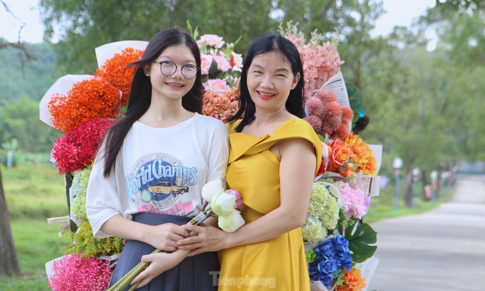Cô gái 9x kiếm tiền triệu từ dịch vụ xe hoa 'chở' mùa thu Hà Nội về Hà Tĩnh - Ảnh 13.