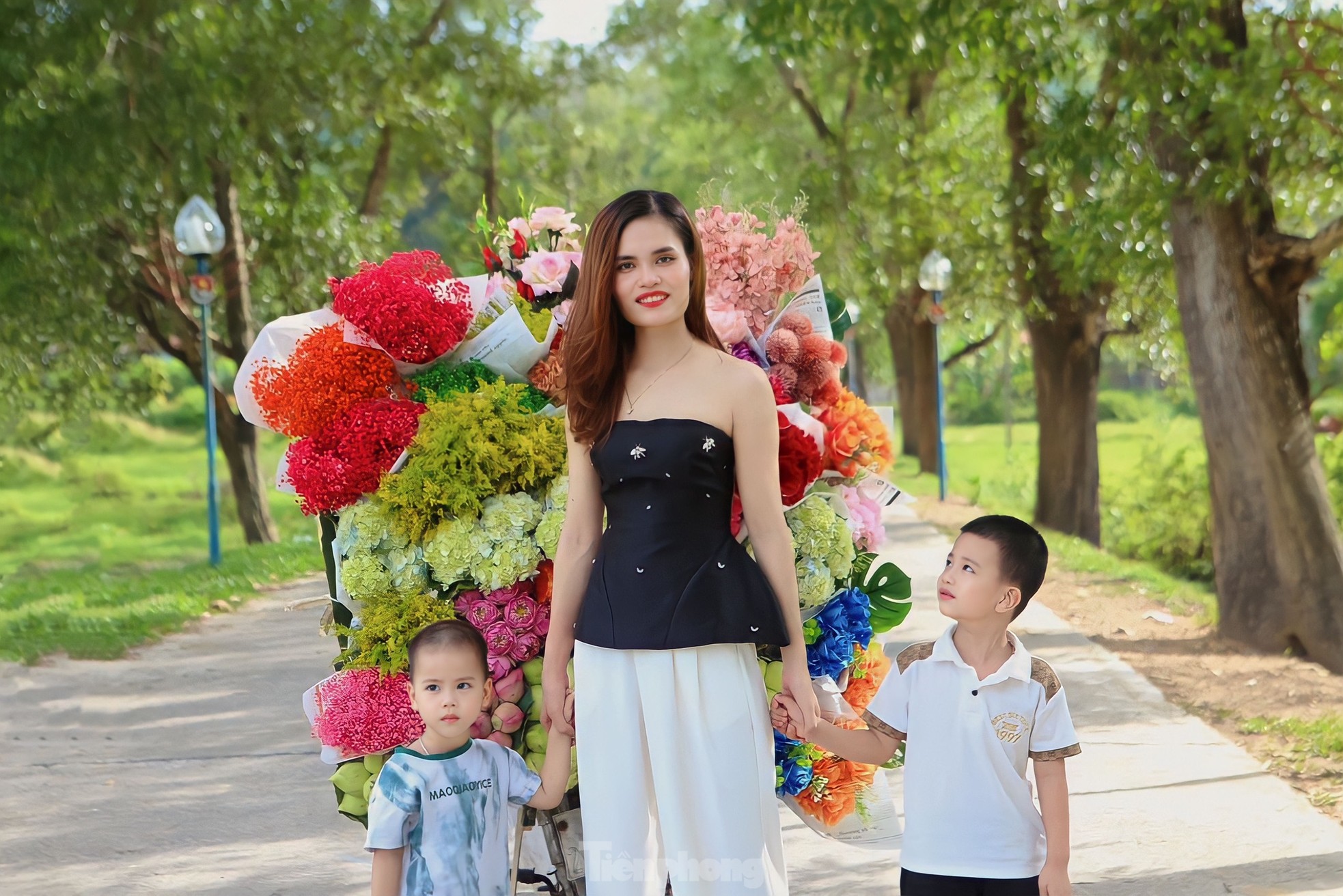 Cô gái 9x kiếm tiền triệu từ dịch vụ xe hoa 'chở' mùa thu Hà Nội về Hà Tĩnh - Ảnh 6.