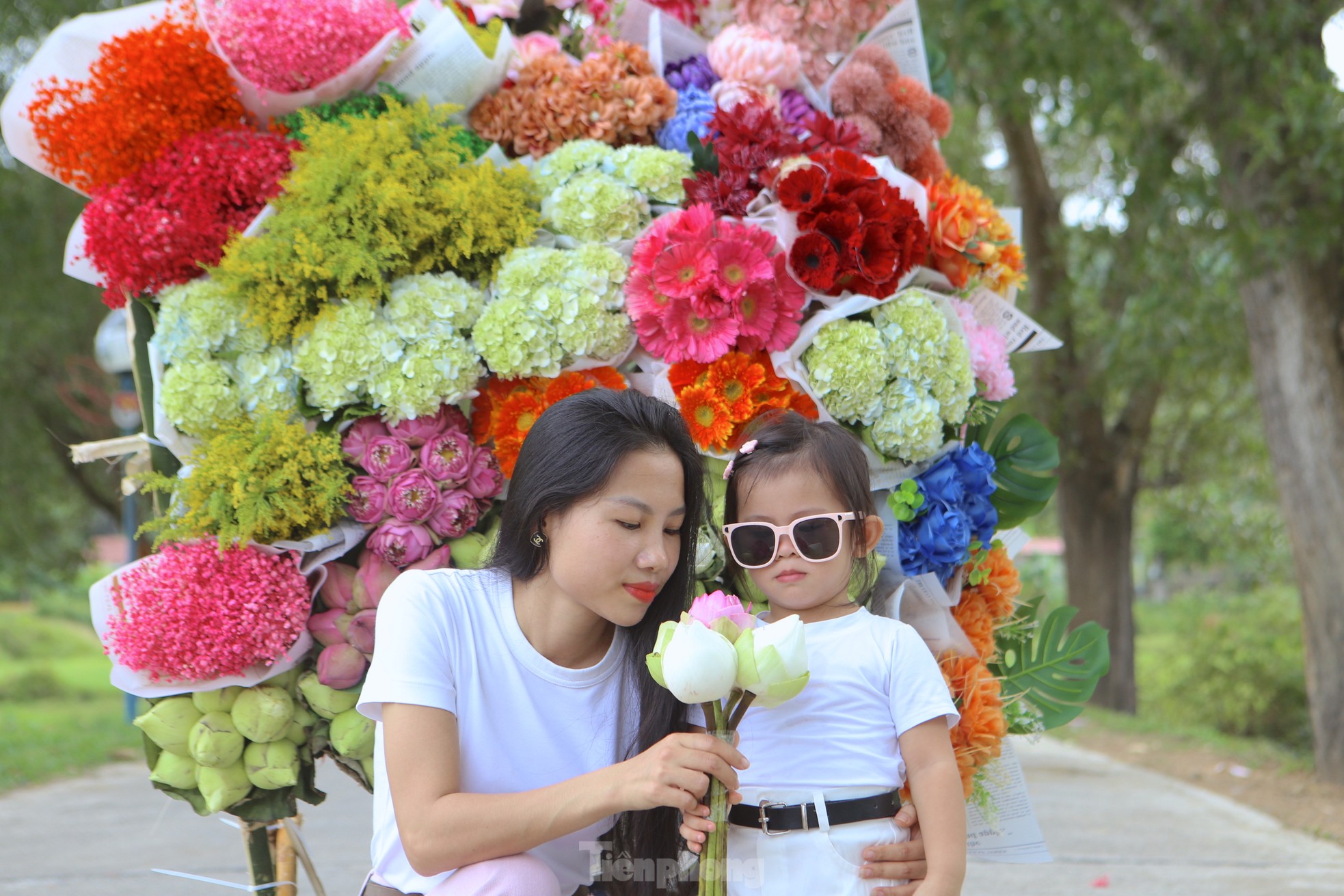 Cô gái 9x kiếm tiền triệu từ dịch vụ xe hoa 'chở' mùa thu Hà Nội về Hà Tĩnh - Ảnh 9.