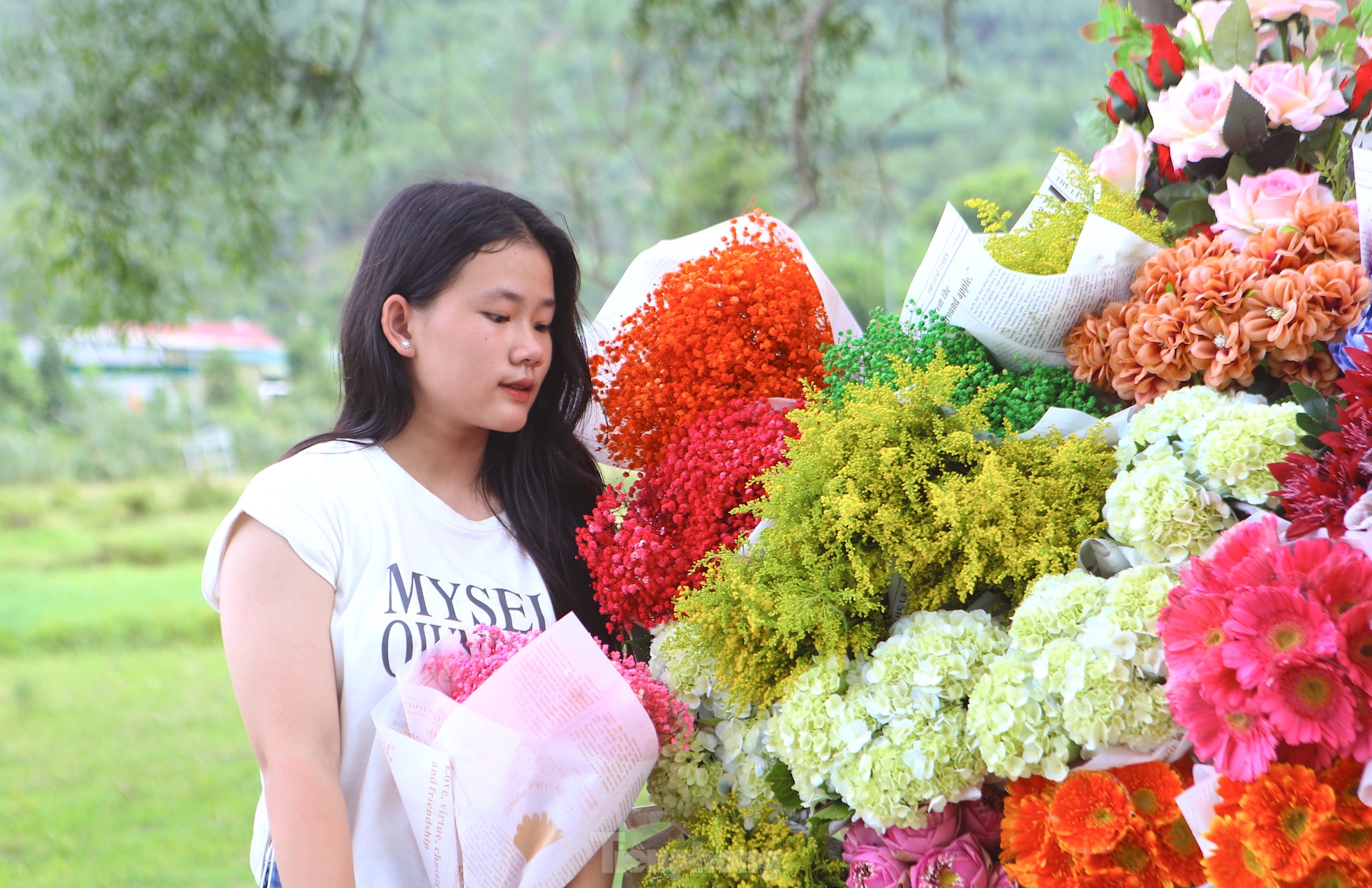 Cô gái 9x kiếm tiền triệu từ dịch vụ xe hoa 'chở' mùa thu Hà Nội về Hà Tĩnh - Ảnh 10.