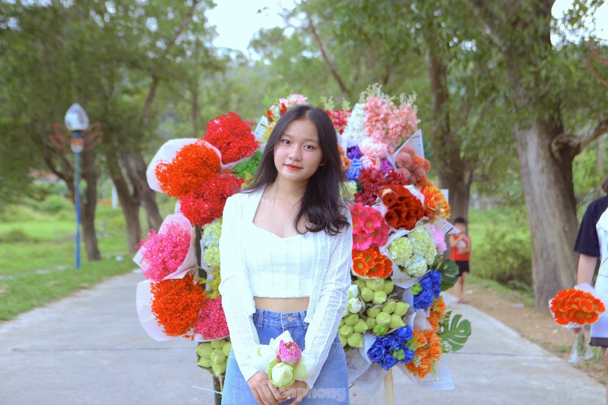 Cô gái 9x kiếm tiền triệu từ dịch vụ xe hoa 'chở' mùa thu Hà Nội về Hà Tĩnh - Ảnh 15.