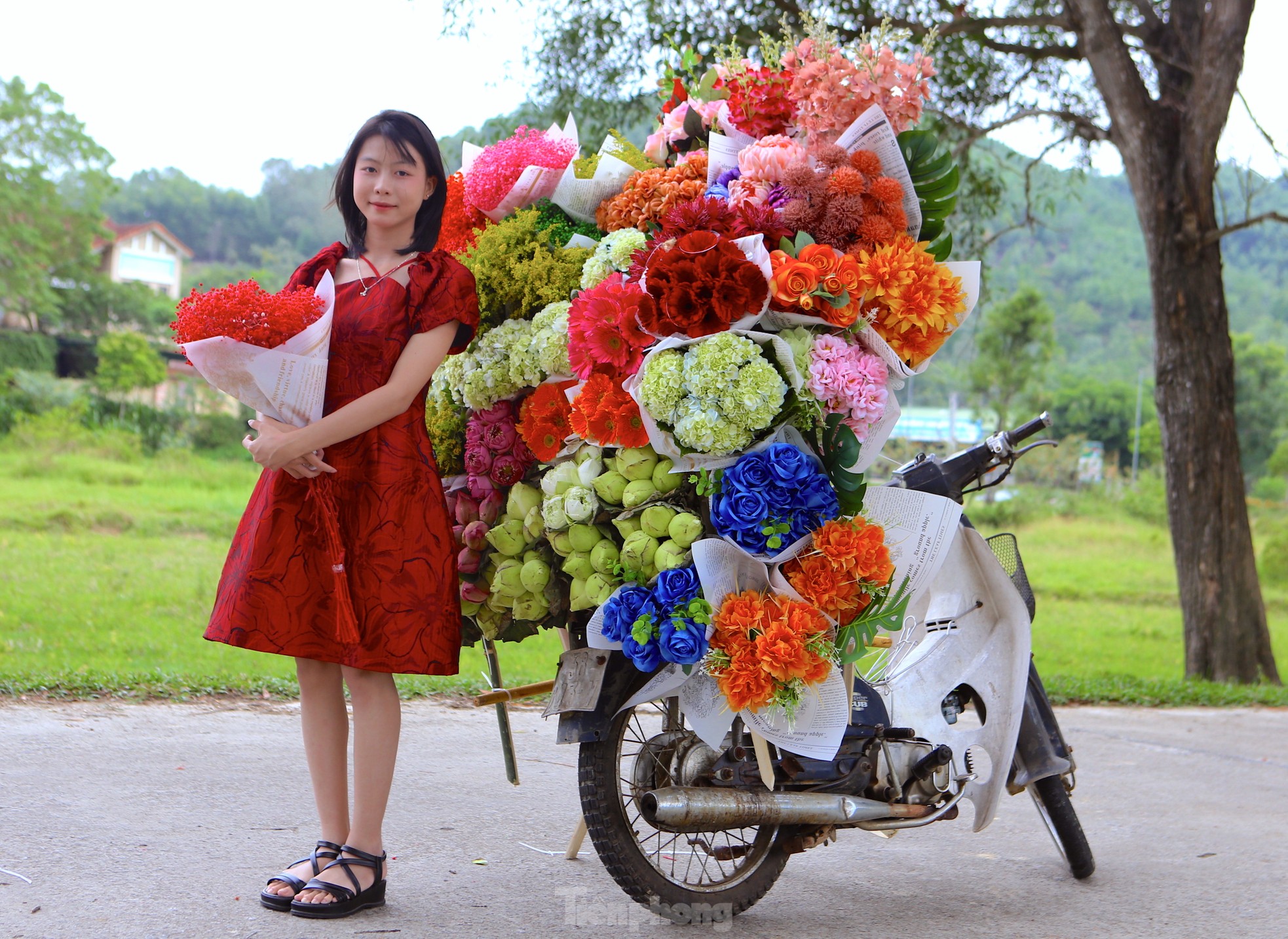 Cô gái 9x kiếm tiền triệu từ dịch vụ xe hoa 'chở' mùa thu Hà Nội về Hà Tĩnh - Ảnh 11.
