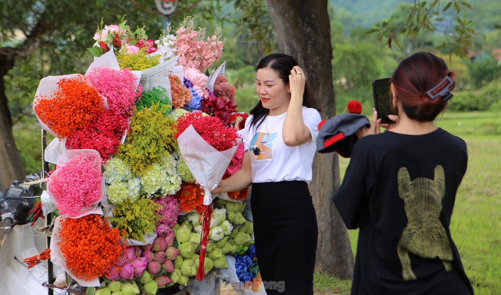 Cô gái 9x kiếm tiền triệu từ dịch vụ xe hoa 'chở' mùa thu Hà Nội về Hà Tĩnh - Ảnh 2.
