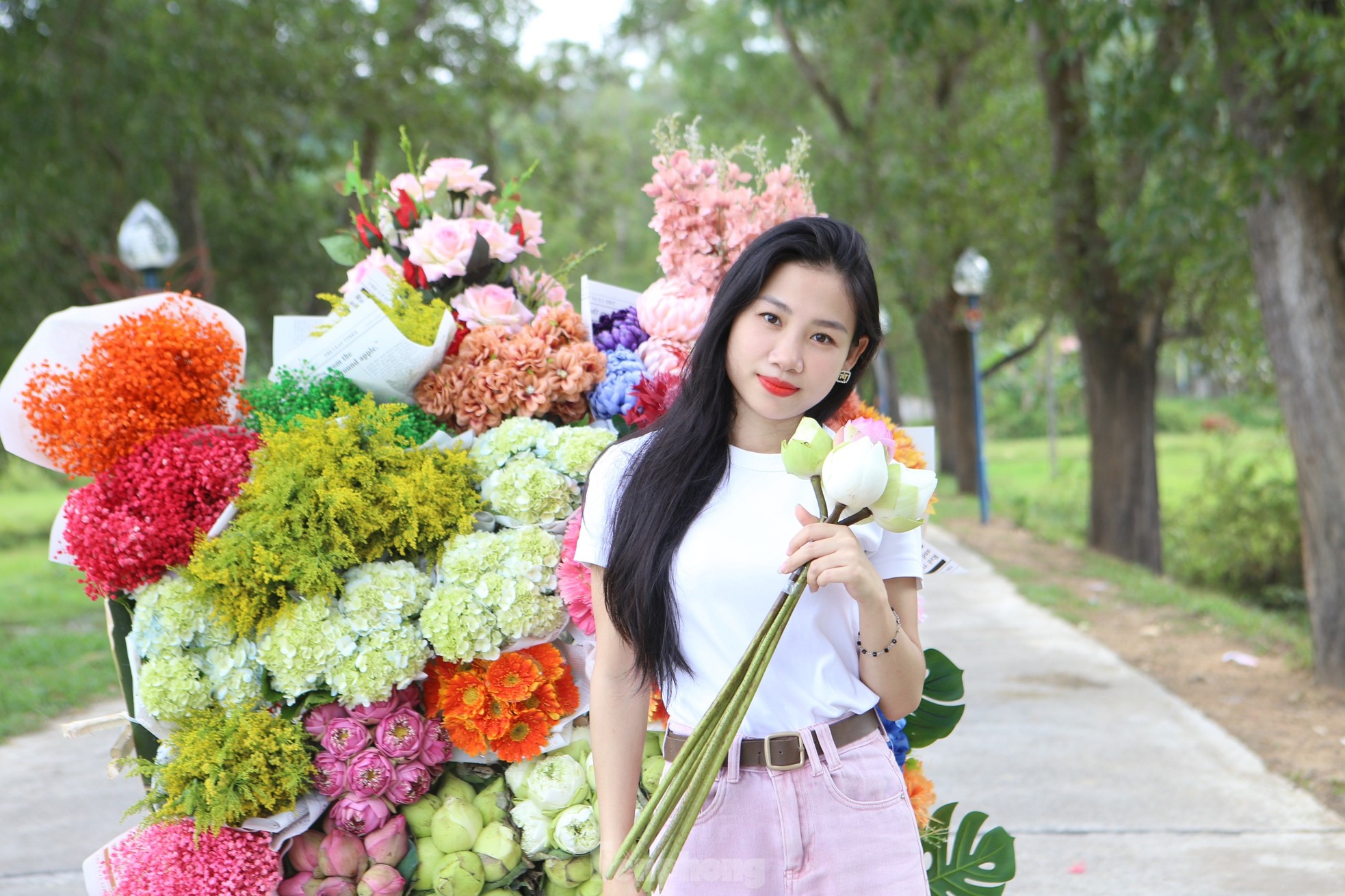 Cô gái 9x kiếm tiền triệu từ dịch vụ xe hoa 'chở' mùa thu Hà Nội về Hà Tĩnh - Ảnh 17.