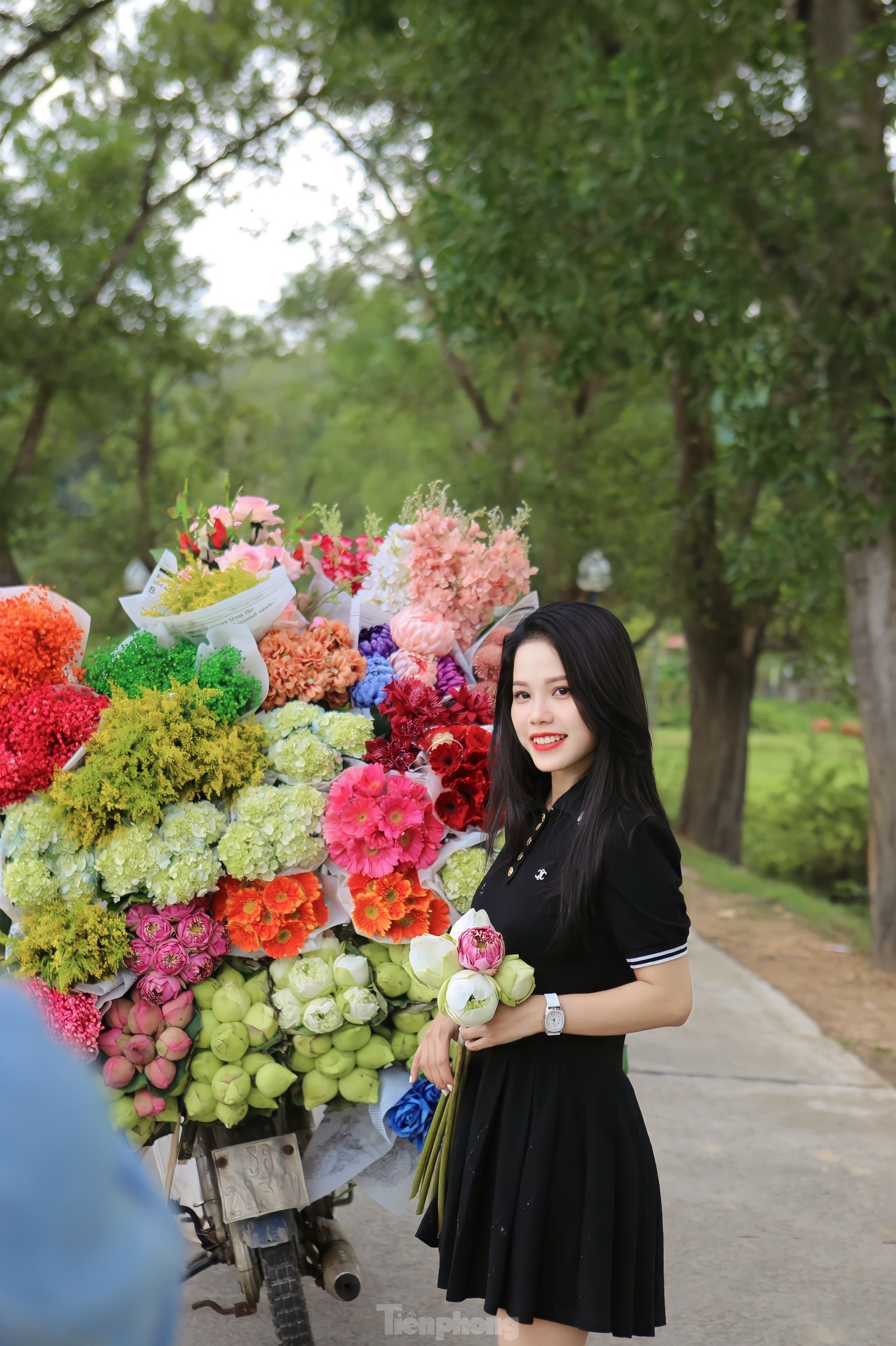 Cô gái 9x kiếm tiền triệu từ dịch vụ xe hoa 'chở' mùa thu Hà Nội về Hà Tĩnh - Ảnh 8.