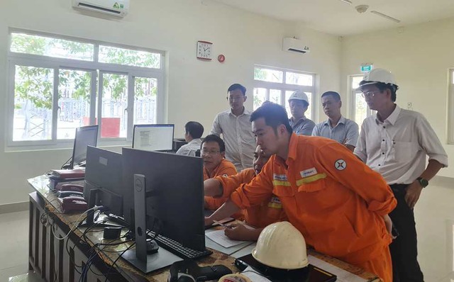 Đóng điện công trình treo dây mạch 2 đường dây 220 kV Dốc Sỏi – Quảng Ngãi - Ảnh 1.