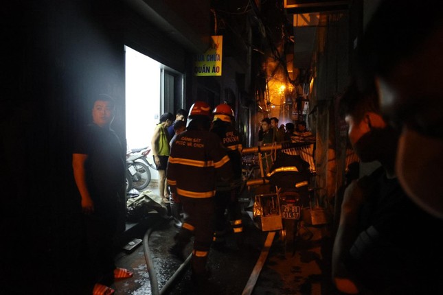 Hình ảnh hiện trường vụ cháy chung cư mini Hà Nội - Ảnh 6.