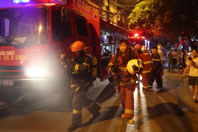 Cháy dữ dội ở chung cư Hà Nội, nhiều người la hét kêu cứu trong đêm - Ảnh 2.