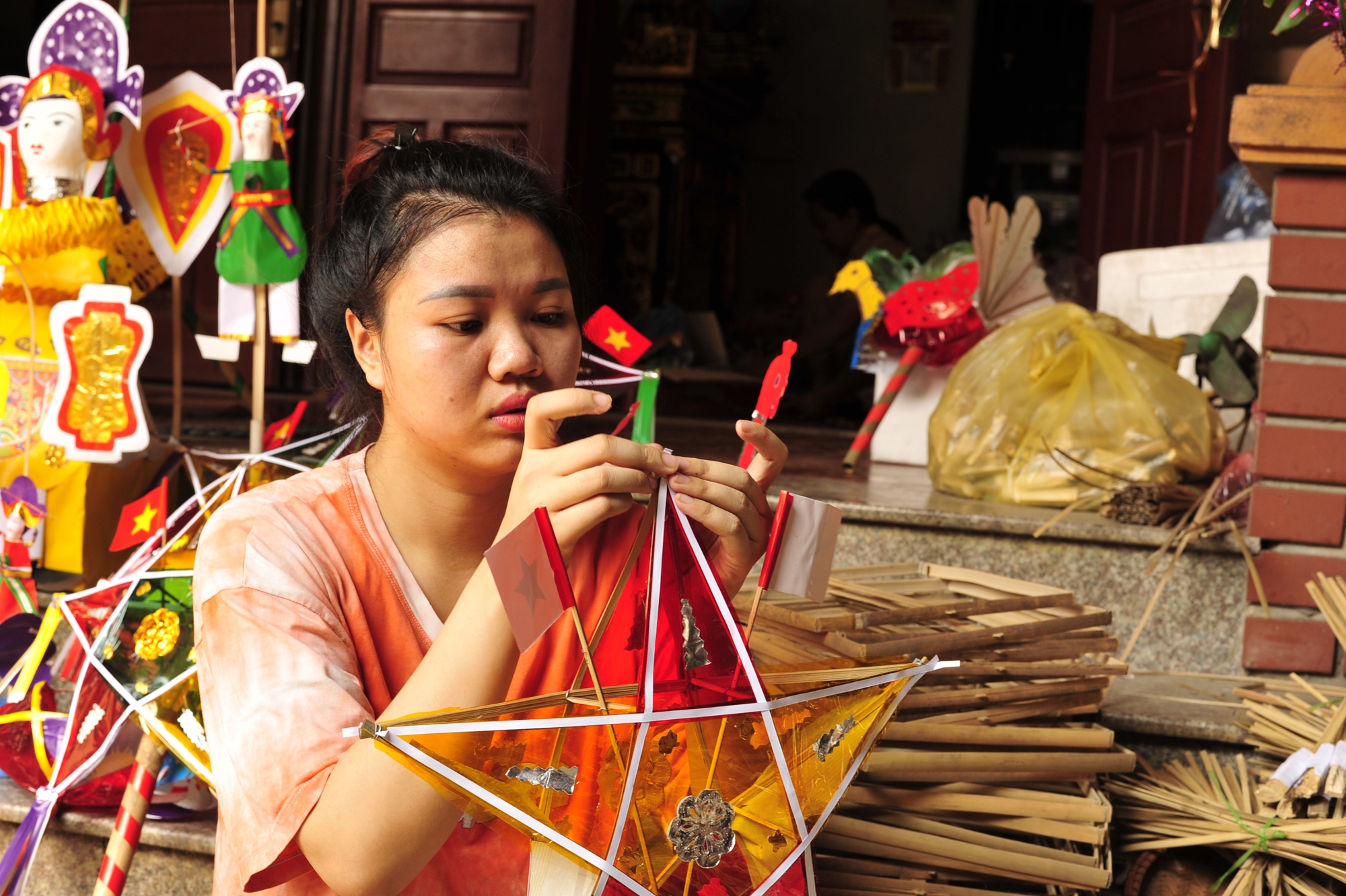Con gái nghệ nhân Nguyễn Thị Tuyến đang tiếp nối nghề truyền thống từ gia đình