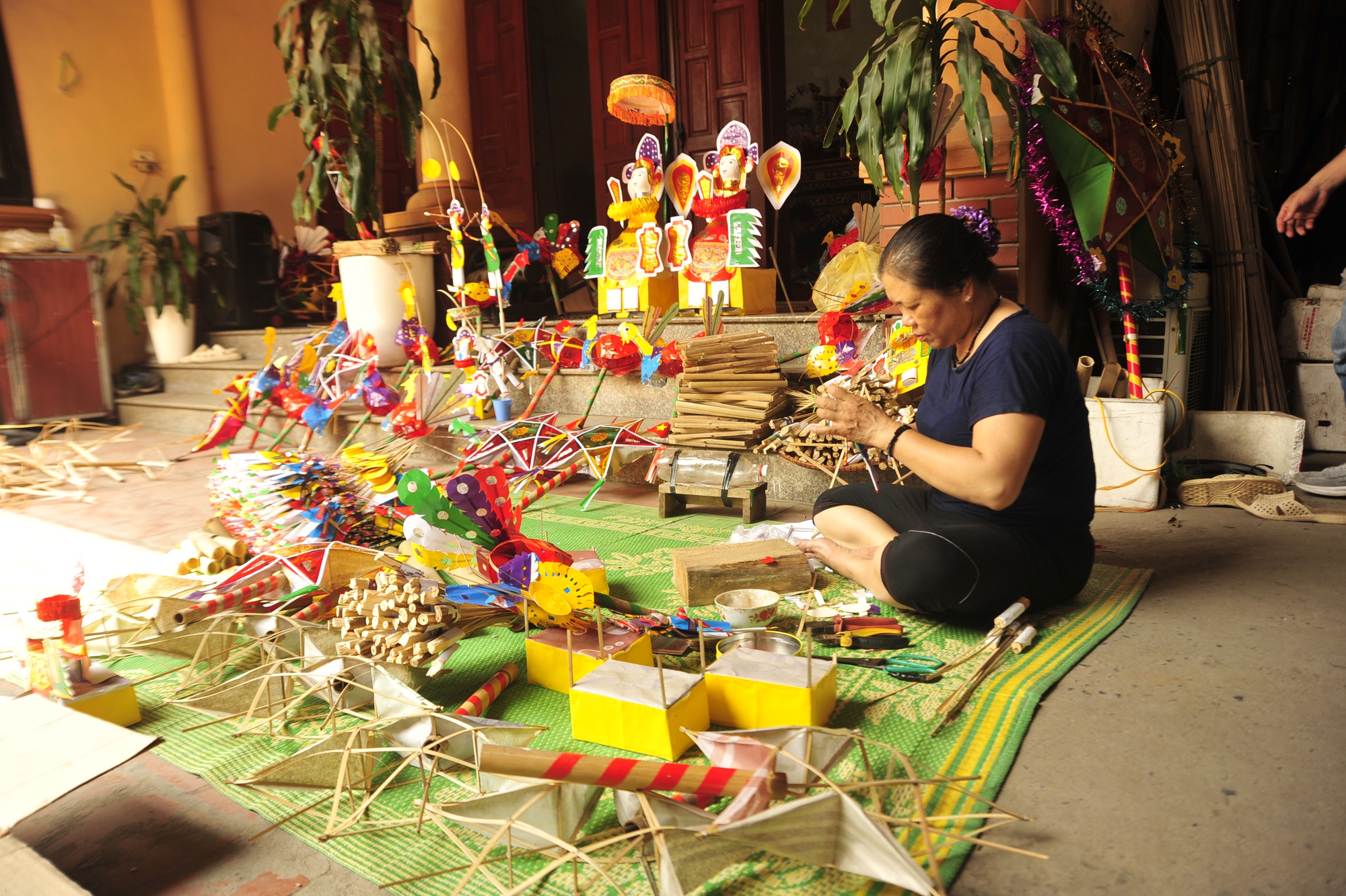 Chúng tôi đến gia đình nghệ nhân Tuyến đúng dịp này bà cũng nhưng những người trong gia đình đang tất bật tỉ mỉ vót tre, đan nứa hình thành lên chiếc đèn ông sao, con cá, con tôm…