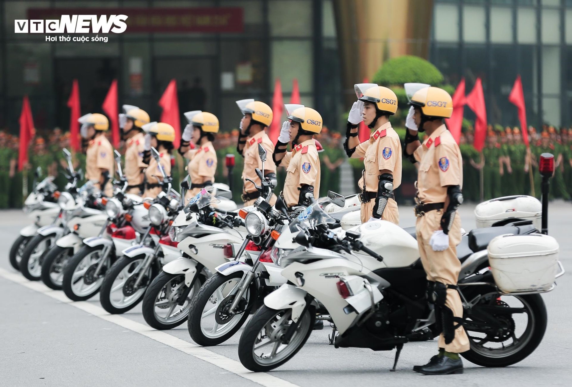 Mãn nhãn màn biểu diễn chạy xe phân khối lớn của nữ học viên Cảnh sát Nhân dân - Ảnh 7.