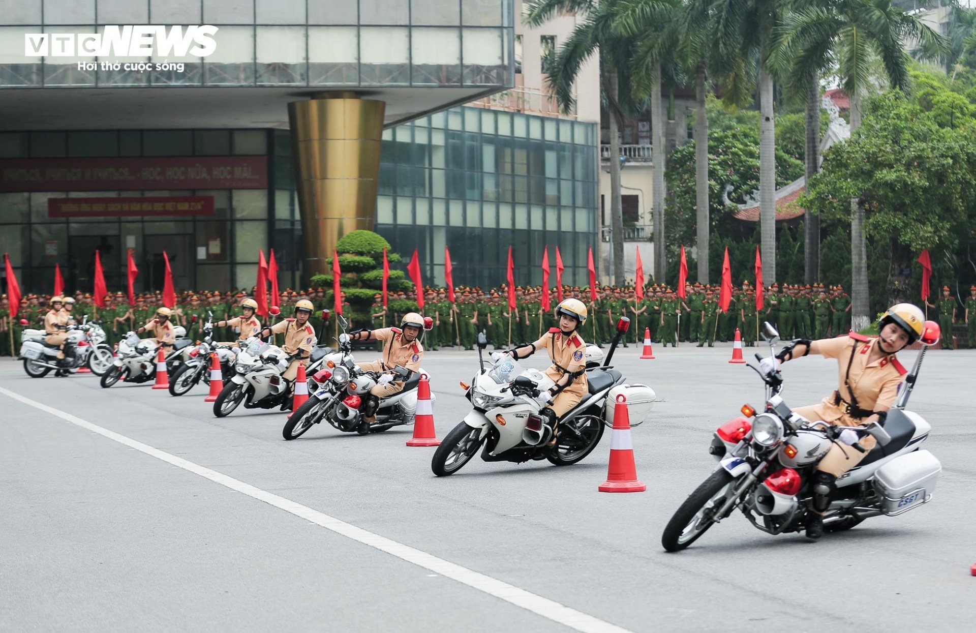 Mãn nhãn màn biểu diễn chạy xe phân khối lớn của nữ học viên Cảnh sát Nhân dân - Ảnh 10.