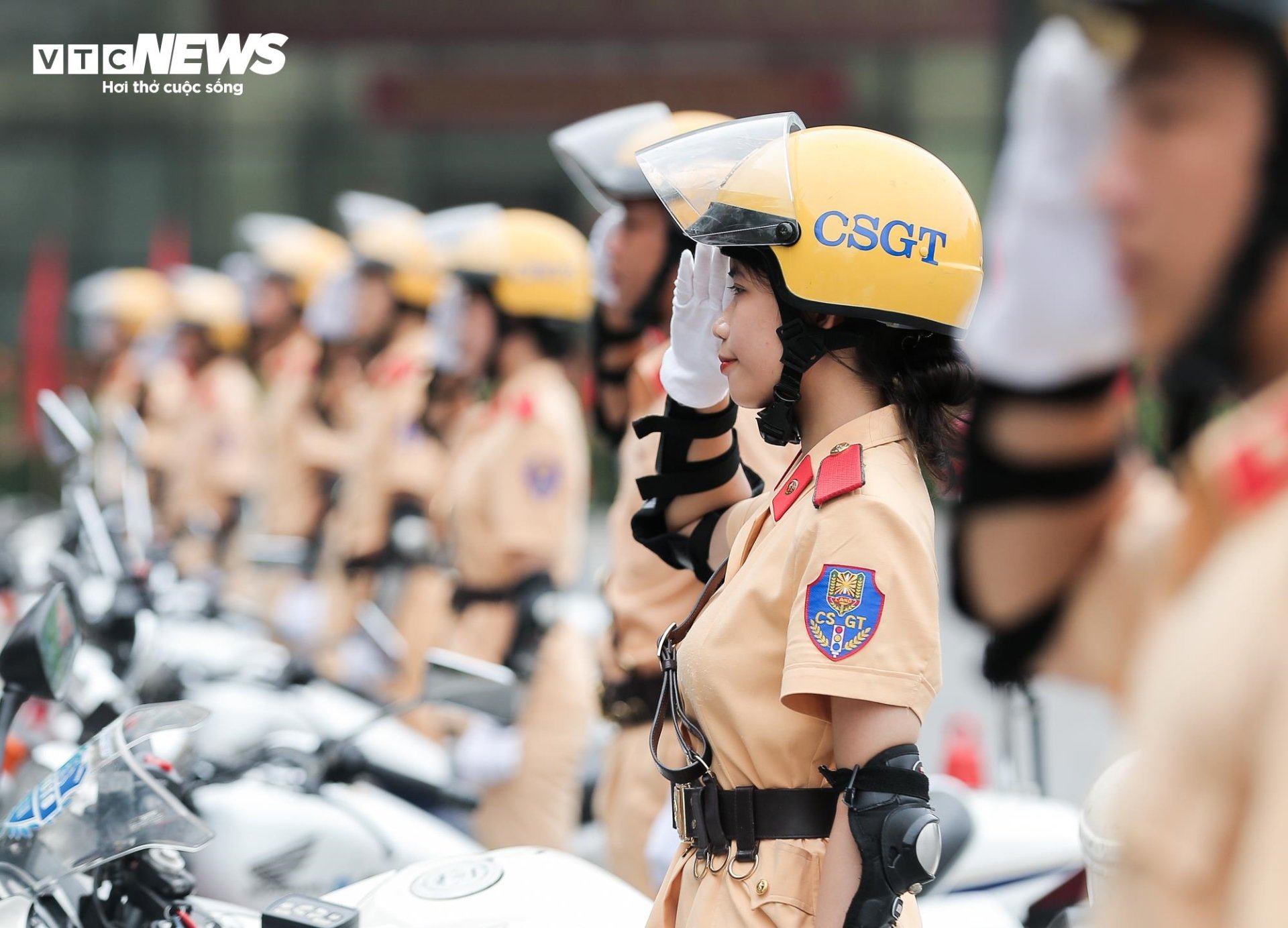 Mãn nhãn màn biểu diễn chạy xe phân khối lớn của nữ học viên Cảnh sát Nhân dân - Ảnh 8.