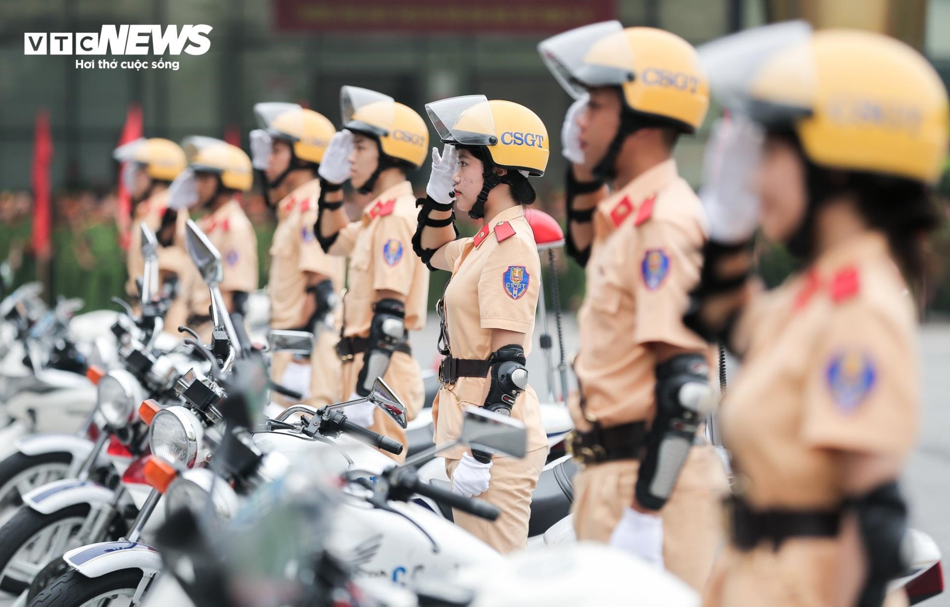Mãn nhãn màn biểu diễn chạy xe phân khối lớn của nữ học viên Cảnh sát Nhân dân - Ảnh 9.