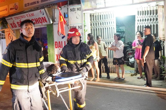 Cháy dữ dội ở chung cư Hà Nội, nhiều người la hét kêu cứu trong đêm - Ảnh 6.