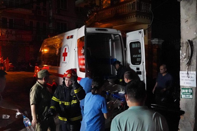 Cháy dữ dội ở chung cư Hà Nội, nhiều người la hét kêu cứu trong đêm - Ảnh 7.