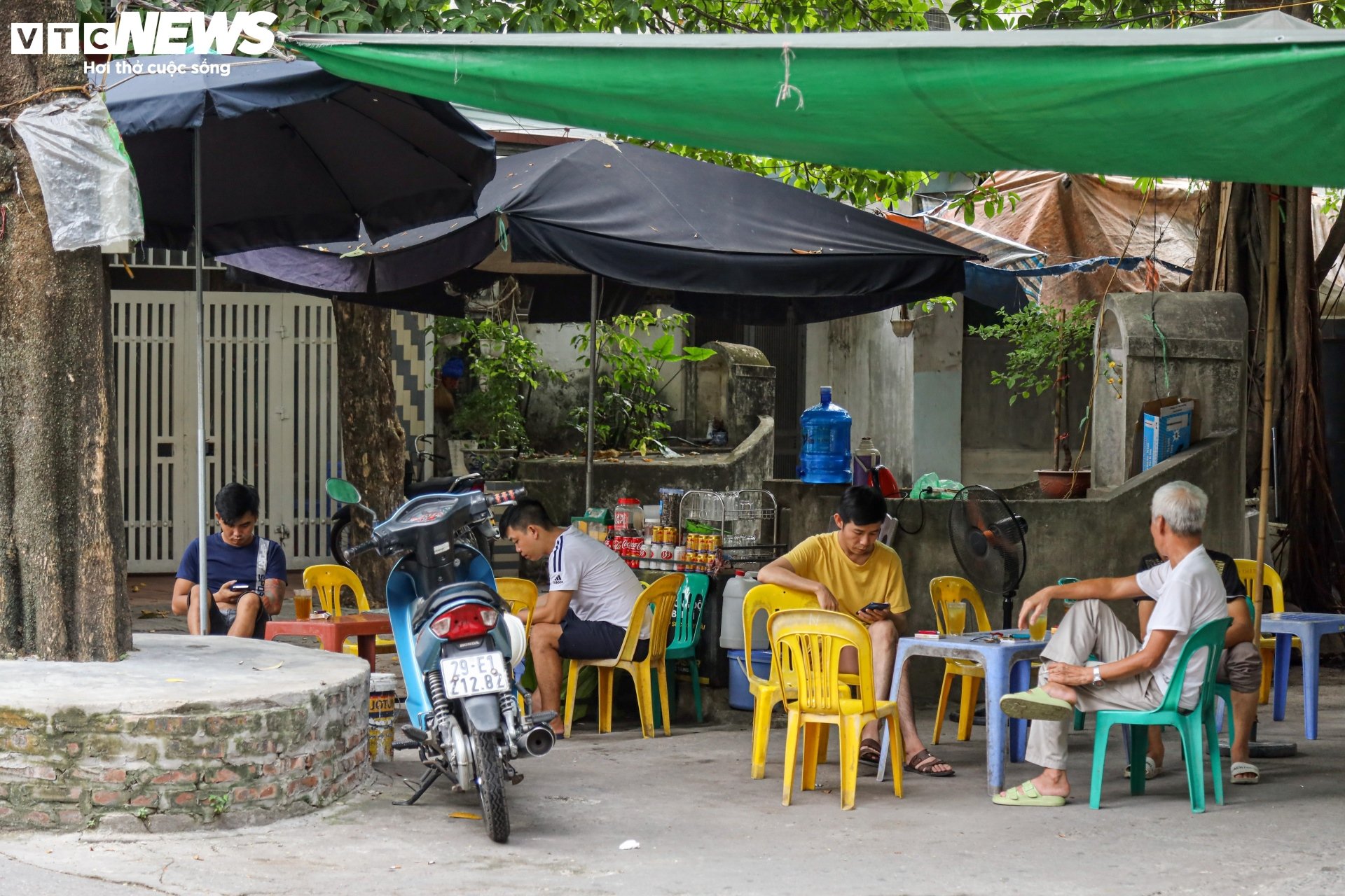 Nhà người sống chen với mộ người chết ngay giữa 'tấc đất tấc vàng' Hà Nội - Ảnh 13.